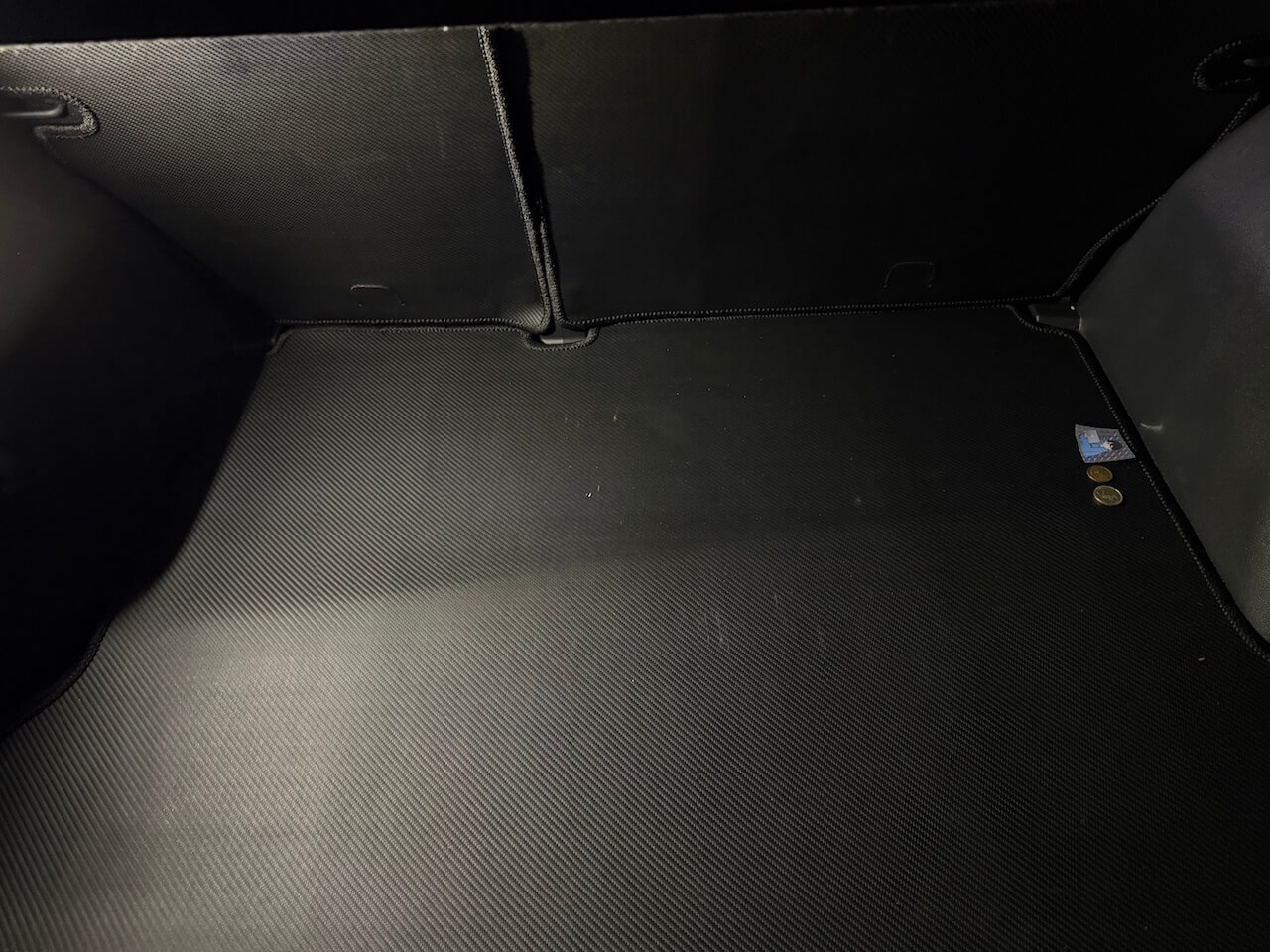 WR-V　ラゲッジルームの純正明るさ　LED交換後